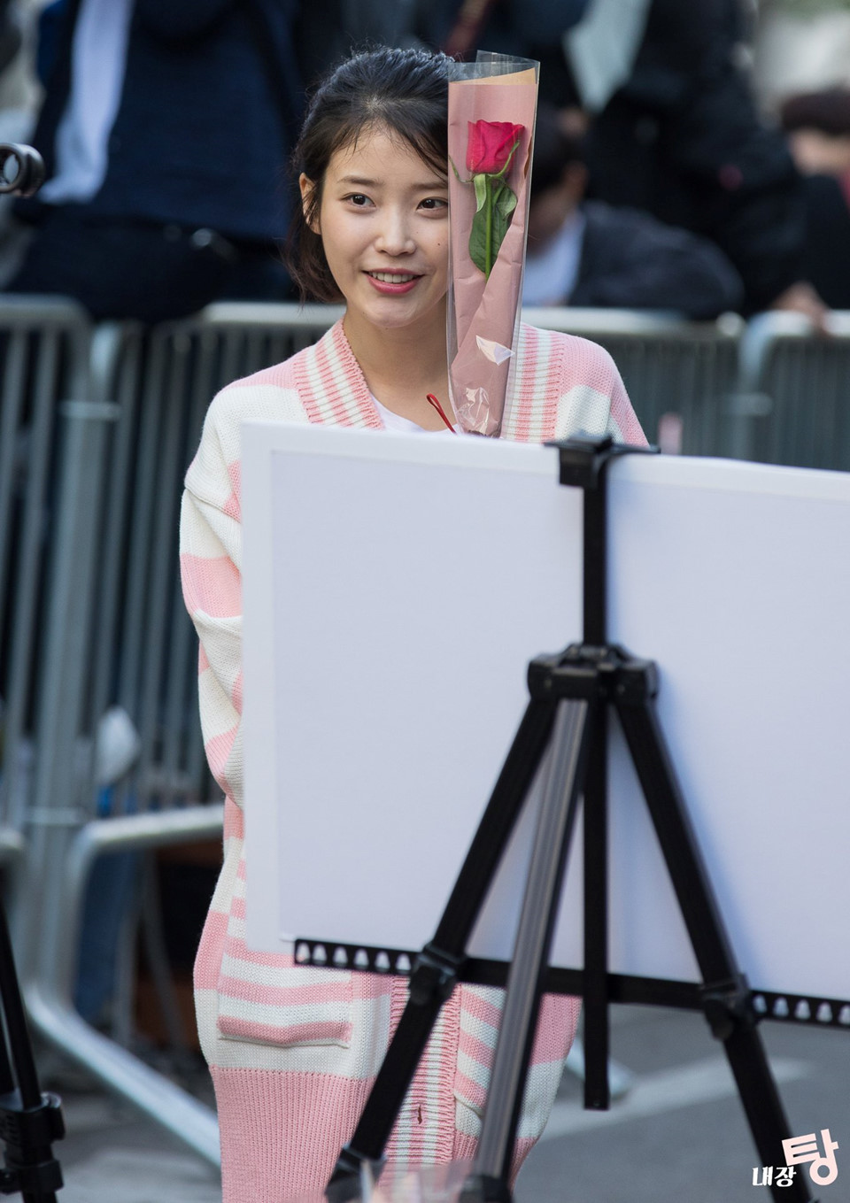 "Em gái quốc dân" IU gầy và kém tươi hơn khi không chỉnh sửa ảnh. Tuy nhiên, cô vẫn được công chúng Hàn Quốc khen ngợi khá nhiều về mặt nhan sắc.