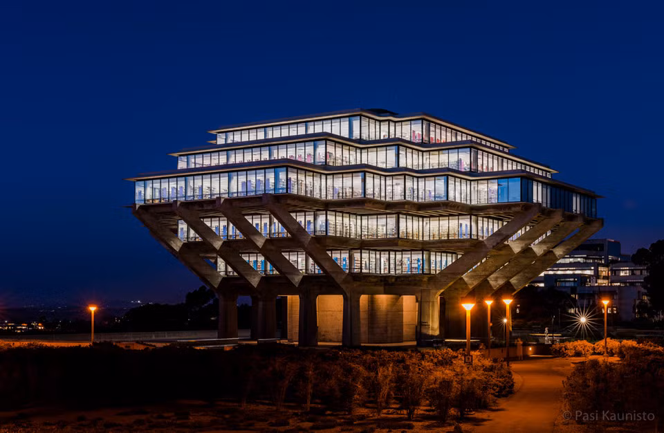 Thư viện Geisel, Đại học California - San Diego, Mỹ: Thư viện được đặt tên theo Theodor Geisel - nhà văn truyện thiếu nhi nổi tiếng của Mỹ. Đây là một trong những thư viện hiện đại nhất trên thế giới và có hình dáng như một chiếc phi thuyền. Ảnh: Sandiego.org.
