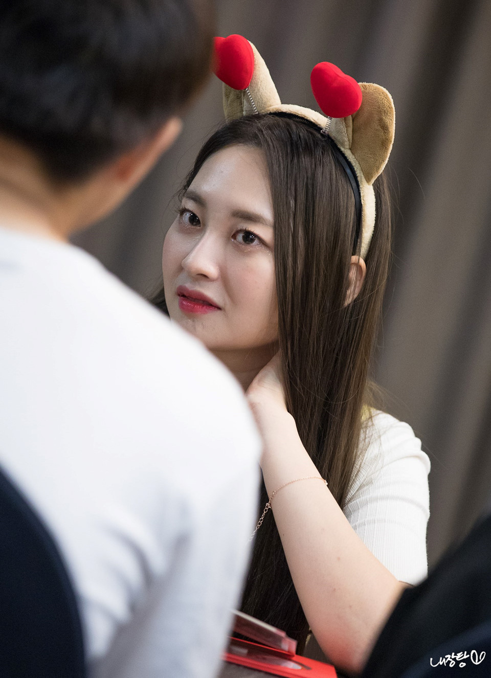 Giọng ca chính của Momoland, Tae Ha, thường được biết đến với danh xưng "em họ của Xiah Jun Su". Qua hình ảnh chưa chỉnh sửa, cô lộ làn da hơi sần sùi cùng lớp trang điểm đậm, dày phấn.