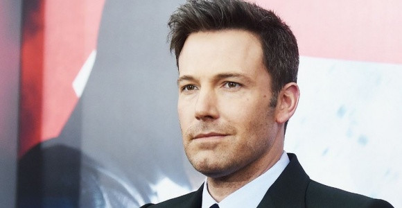 Biệt thự của Ben Affleck được thiết kế theo phong cách kiến trúc Hy Lạp Phục Hưng, có trần rộng với những bức tường trắng sang trọng giúp các căn phòng có nhiều không gian hơn. Sàn nhà được làm bằng gỗ thông và trong nhà có nhiều cửa sổ.