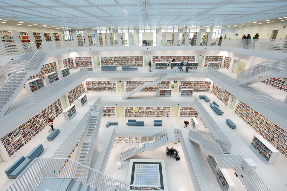 Phần nội thất được bố trí rộng rãi và bắt mắt với sách ở khắp nơi. Ngoài sự bao trùm của vô số đầu sách, cách sắp xếp những chiếc cầu thang một cách ngẫu nhiên cũng tạo ấn tượng, những chiếc cầu thang này không những nối liền các tầng mà còn liên kết được toàn bộ không gian của thư viện. Ảnh: Architizer.com.