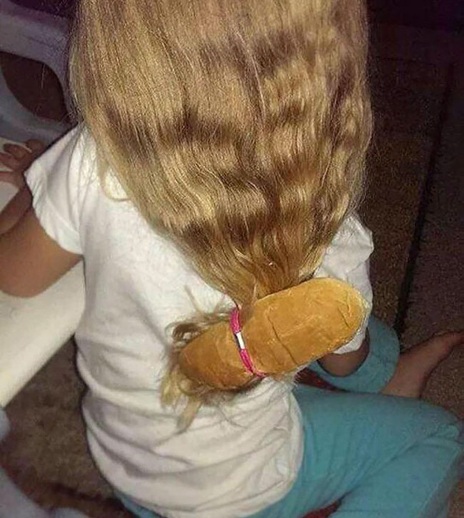 Khi ông bố cột tóc cho con gái.