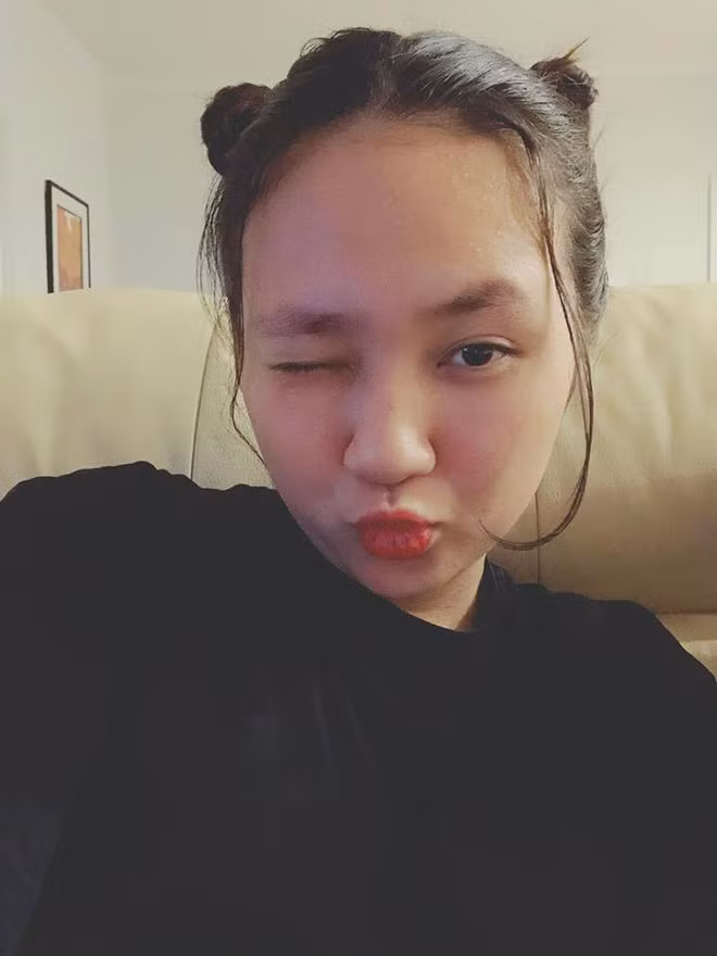 Được biết, em gái Bảo Anh sinh năm 2002, cô bé sở hữu gương mặt xinh xắn cùng nụ cười tỏa nắng chẳng kém cạnh cô chị Bảo Anh. Giọng ca "Trái tim em cũng biết đau" từng bật mí cô em Bảo An rất thích ca hát. Trong tương lai nếu như Bảo An quyết định theo đuổi con đường nghệ thuật chuyên nghiệp thì chắc chắn việc "soán ngôi" chị gái chẳng có gì là khó khăn.