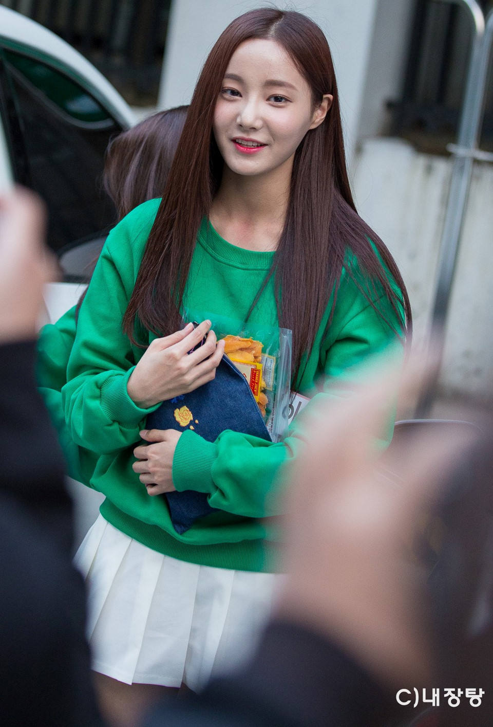 Yeon Woo (Momoland) cũng nhận được nhiều lời tán thưởng cho vẻ ngoài đẹp không cần photoshop. Momoland là hiện tượng mới của Kpop nửa đầu năm 2018. Ca khúc Boom Boom của nhóm tuy vướng phải tranh cãi đạo nhạc nhưng vẫn trở thành hit lớn.