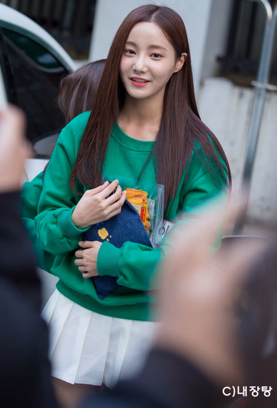 Yeon Woo (Momoland) cũng nhận được nhiều lời tán thưởng cho vẻ ngoài đẹp không cần photoshop. Momoland là hiện tượng mới của Kpop nửa đầu năm 2018. Ca khúc Boom Boom của nhóm tuy vướng phải tranh cãi đạo nhạc nhưng vẫn trở thành hit lớn.