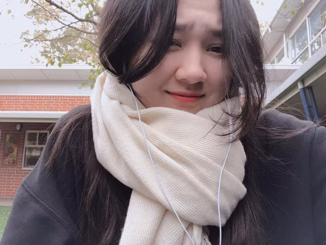 Dòng trạng thái nhanh chóng thu hút sự chú ý của cộng đồng mạng. Rất đông người hâm mộ đã dành cho em gái Bảo Anh những lời khen tích cực vì ở độ tuổi trăng tròn, em gái Bảo Anh đã ra dáng thiếu nữ, xinh đẹp chẳng kém cạnh hot girl nào.