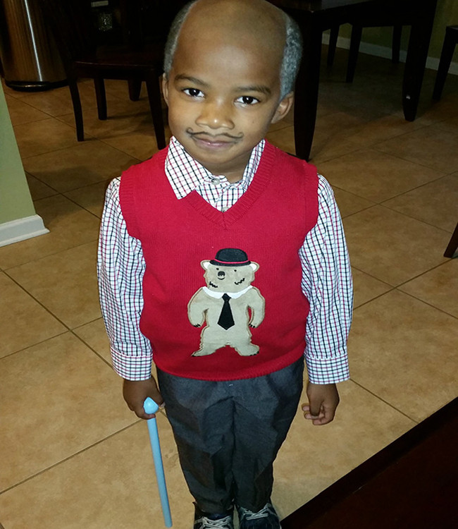 Đừng bao giờ để nhóc con ở nhà một mình với ông bố bá đạo.