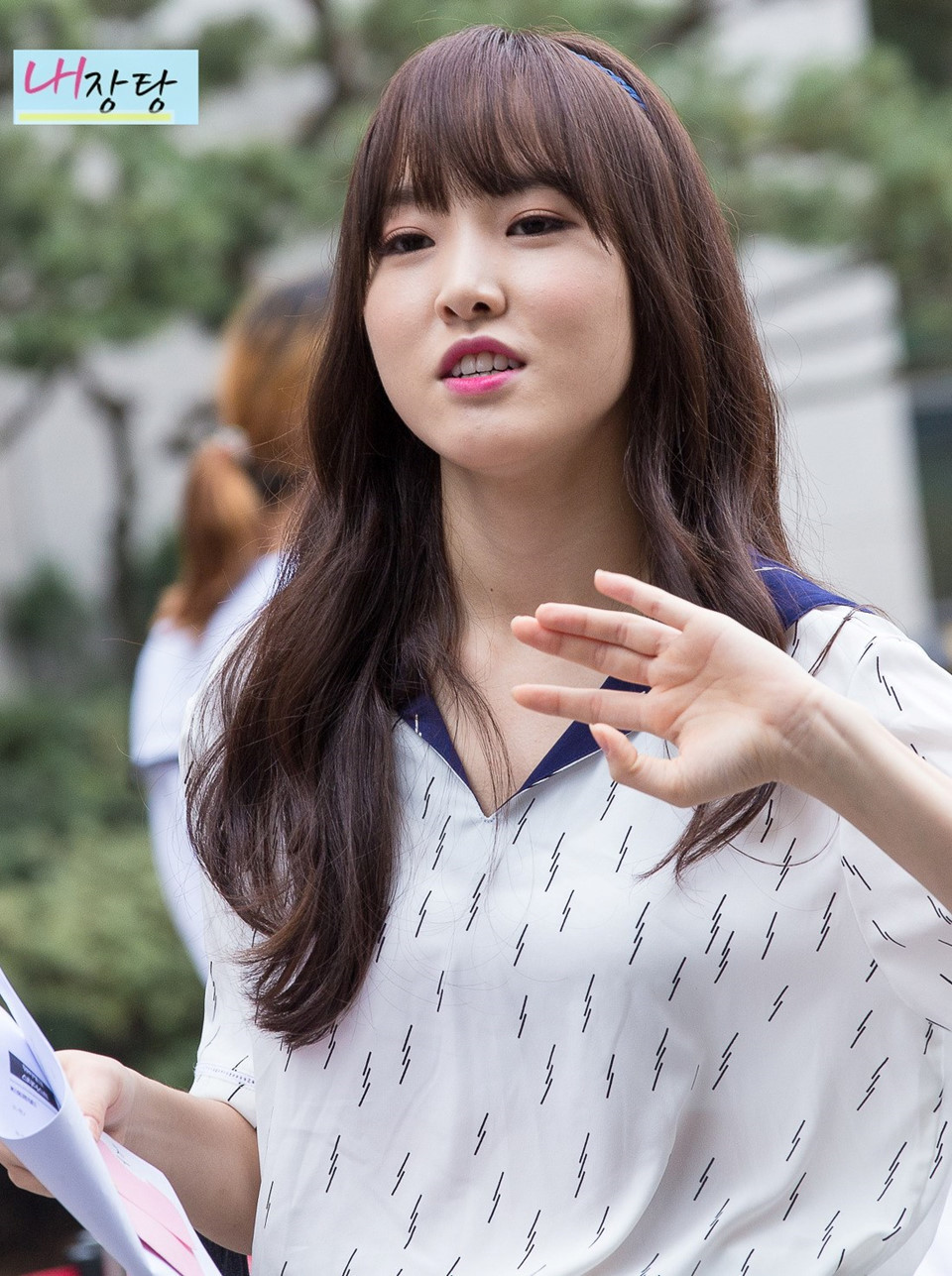 Giọng ca chính của GFriend cũng sở hữu làn da đẹp. Trong hình ảnh chưa qua chỉnh sửa, khán giả cho rằng Yuju vẫn xinh đẹp và có phần thân thiện, dễ mến hơn khi biểu diễn trên sân khấu.