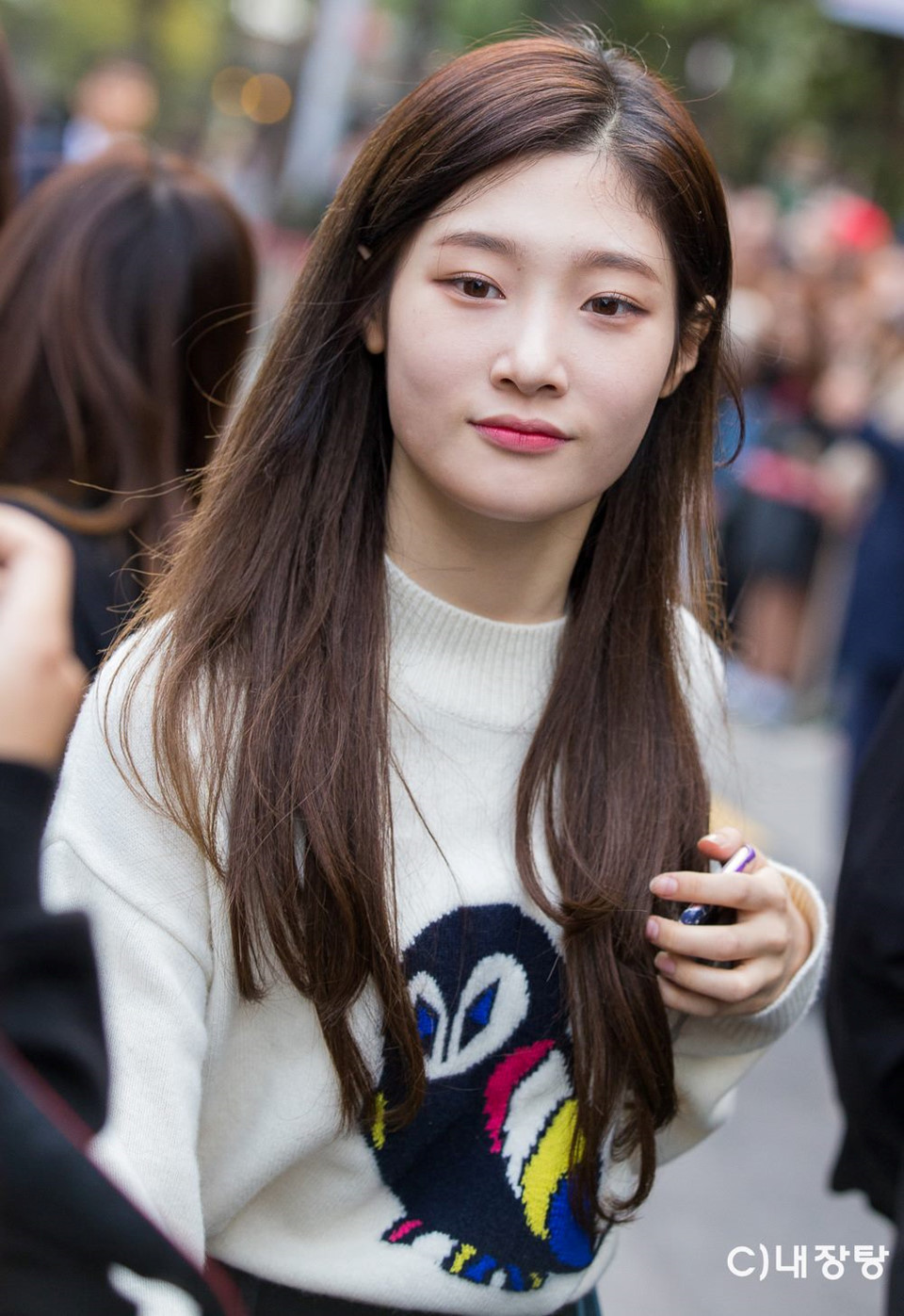 "Nữ thần thế hệ mới" Jung Chae Yeon gây "sốt" với làn da trắng hồng không tì vết cùng nhan sắc ngọt ngào. Nhiều ý kiến cho rằng Chae Yeon xứng đáng là một trong những nữ thần tượng xinh đẹp nhất Kpop hiện nay.