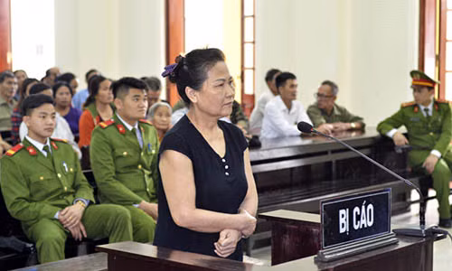 Đối tượng Nguyễn Thị Thảo tại phiên tòa.