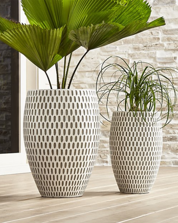 Chiếc bình hình bầu dục cách điệu với màu sắc đơn giản phù hợp với mọi loại không gian sống.