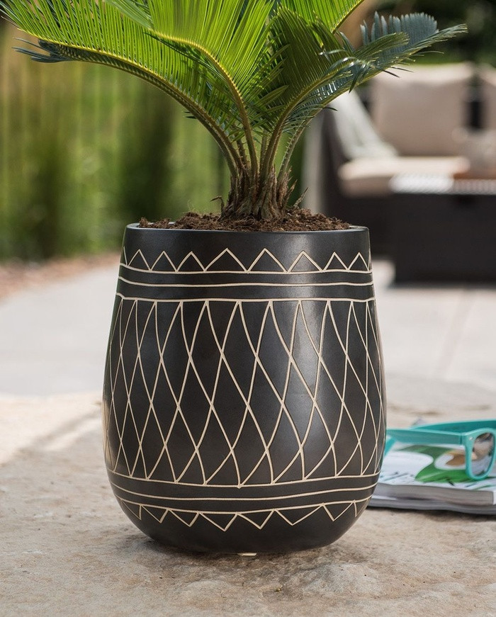 Bình gốm với màu sắc trắng- đen tạo nên vẻ đẹp hiện đại nhưng cũng không kém phần bí ẩn cho không gian nhà bạn.