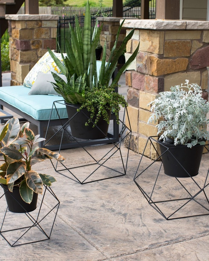 "Nâng cấp" chiếc bình nhựa bình thường với kiểu giá đỡ bằng kim loại độc đáo. Loại bình- giá đỡ này rất thích hợp để trồng các loại cây ngoài trời.