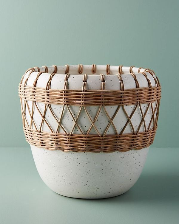 Loại chậu trồng cây bằng chất liệu đất nung này rất thích hợp để trồng các loại cây ngoài trời. Bình có 4 kích cỡ khác nhau để bạn thoải mái chọn lựa mẫu bình phù hợp nhất cho cây mà mình dự định trồng.