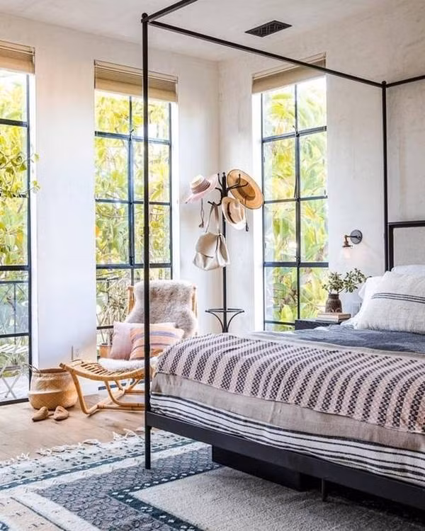 Tuy nhiên, điểm trừ của những ô cửa sổ lớn này là có thể làm mất đi sự riêng tư của bạn.