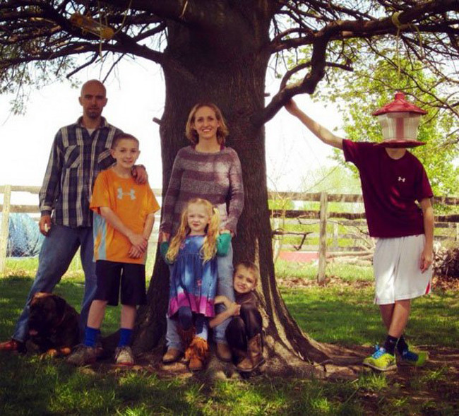 Chụp ảnh phải che mặt đi mới đẹp trai.