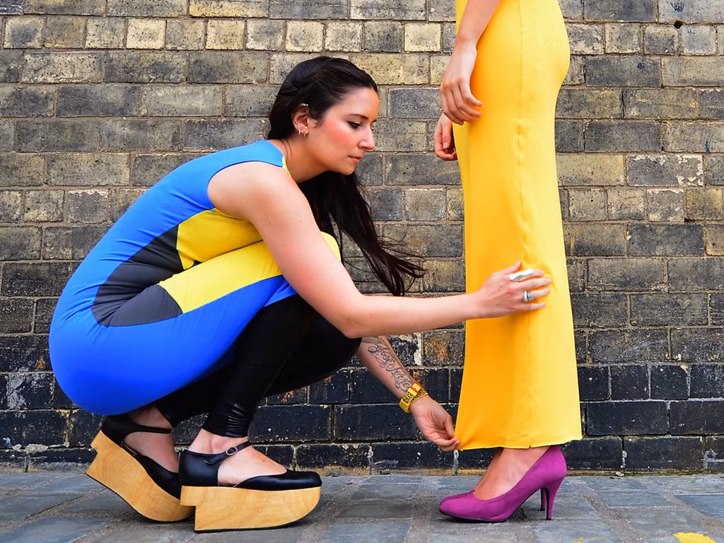 Thiết kế thời trang Các nhà thiết kế thời trang về cơ bản là làm công việc mang tính sáng tạo và được nhiều người ngưỡng mộ.