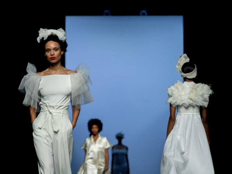 Người mẫu Người mẫu có lẽ là một trong những nghề thường được xem là xa hoa nhất. Họ là những người luôn lộng lẫy và hấp dẫn, thường được mặc những bộ trang phục đẹp đẽ. Suy nghĩ đó là kết quả sự quan tâm của công chúng đối với cuộc sống xa hoa của nhiều siêu mẫu nổi tiếng, giàu có.