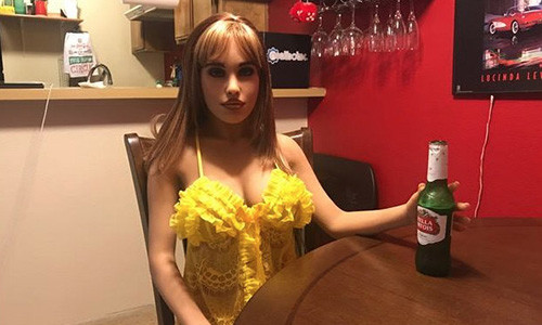 Brick Dollbanger cảm thấy vô cùng hài lòng khi chung sống với robot tình dục thông minh có thể nói, học và vận động như người mang tên Harmony.