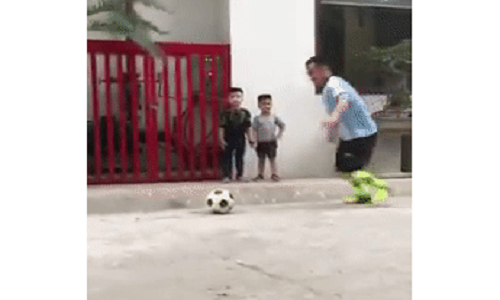 Cậu bé khá căng thẳng, liên tục nắm tay em trai đứng bên.