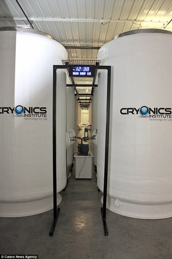 Bình nitơ lỏng chứa cơ thể đông lạnh. Ảnh minh họa