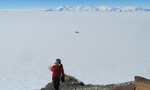 Ảnh chụp giáo sư Erik Gulbranson trong một chuyến khảo sát Nam Cực.