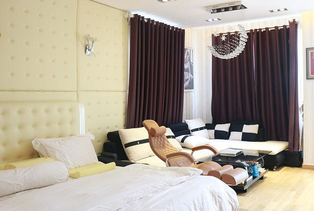 Phòng ngủ của vợ chồng anh khá rộng, được đặt một bộ salon để tiện nghỉ ngơi và làm việc - Ảnh: Internet