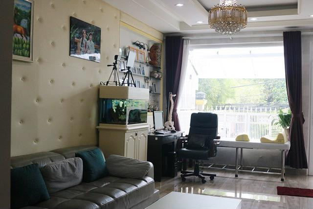 Một góc nhỏ trong phòng khách, đây cũng là nơi Ưng Hoàng Phúc thư giãn, chơi đùa cùng vợ con sau một ngày làm việc vất vả - Ảnh: Internet