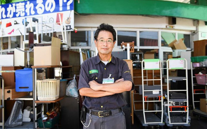 Nhật Bản tính phí rất cao cho việc xử lý rác thải. Vì thế, thị trường mua bán lại hàng hóa cũ bùng lên mạnh mẽ. Không chỉ trong nước, hàng Nhật bãi còn được chuyển đi nước ngoài.