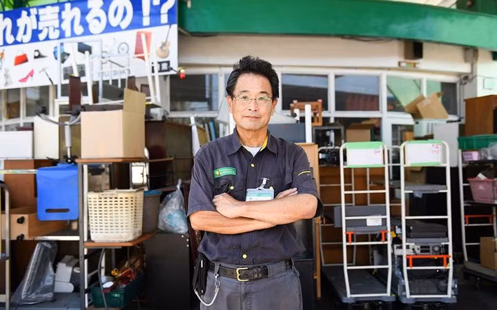 Nhật Bản tính phí rất cao cho việc xử lý rác thải. Vì thế, thị trường mua bán lại hàng hóa cũ bùng lên mạnh mẽ. Không chỉ trong nước, hàng Nhật bãi còn được chuyển đi nước ngoài.