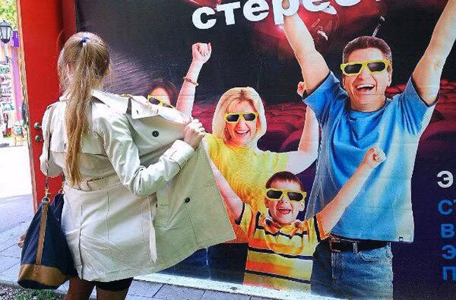 Cả nhà đeo kính đen rồi thì còn nhìn thấy gì nữa.