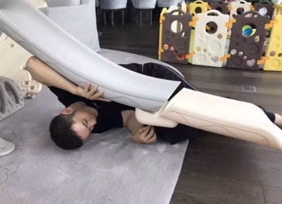 Những hình ảnh cho thấy, nam diễn viên Huỳnh Hiểu Minh đang cặm cụi lắp ráp cầu trượt. Nhiều người hâm mộ hết lời khen ngợi mỹ nam Trung Quốc là "Ông bố quốc dân". Dù đang bận rộn tuyên truyền cho bộ phim mới nhưng anh vẫn tranh thủ thời gian làm đồ chơi cho con. Mặt khác, fans phát hiện ra rằng, anh đi đôi dép có chữ "love" và Baby.