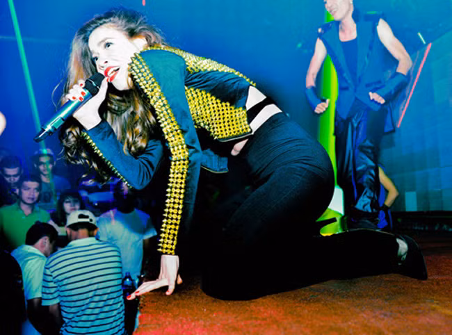 Sau đó nữ ca sĩ khẳng định chuyện bị động chạm ngay trên sân khấu là không đúng sự thật. Cô cho rằng đó là do góc máy và bởi một số khán giả hưng phấn cổ vũ màn trình diễn của cô mà giơ tay lên.