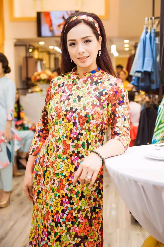 Tà áo dài đầy màu sắc càng tôn thêm đẹp mặn mà của cựu siêu mẫu Thúy Hằng trong sự kiện.