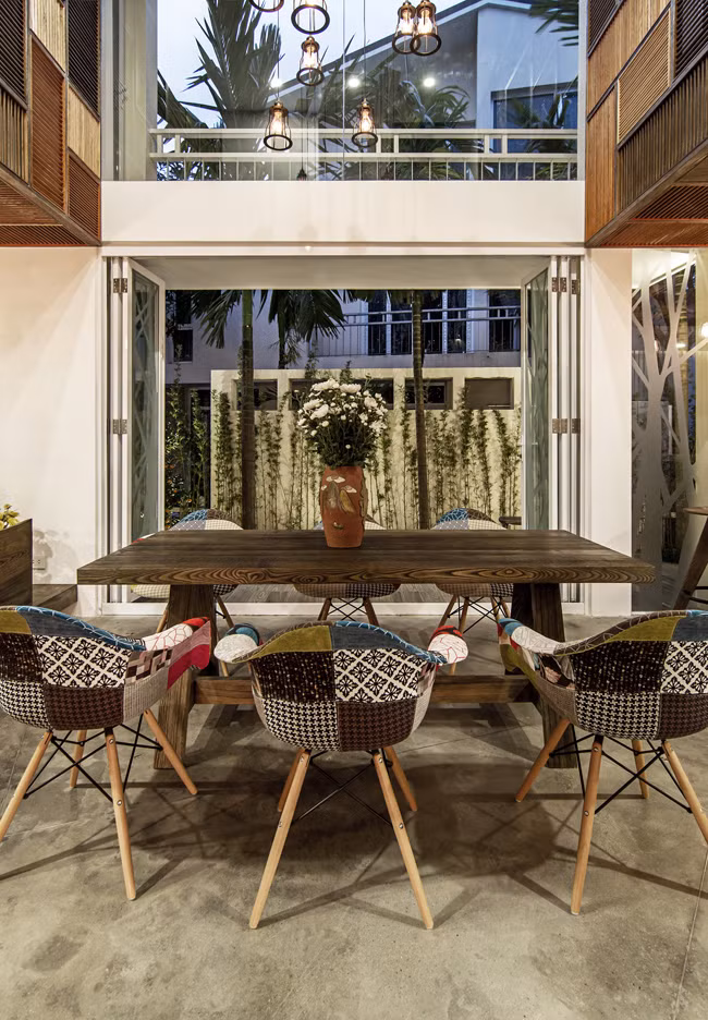 Đây là một trong những căn biệt thự liền kề, tọa lạc trong khu đô thị xanh thuộc tỉnh Hưng Yên. Hiểu được vị trí lý tưởng của khu đất, gia chủ muốn biến ngôi nhà của mình thành một nơi nghỉ dưỡng, thư giãn mỗi dịp cuối tuần, rũ bỏ mọi mệt mỏi, xô bồ của Hà Nội – nơi cả gia đình đang học tập, làm việc và sinh sống.