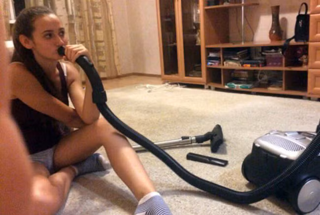 Chắc cô ấy đang luyện hát để chuẩn bị đi thi chăng?