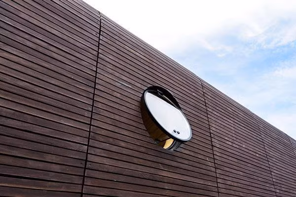 Nhà có 2 cửa sổ tròn 2 bên cạnh nhằm lấy tận dụng ánh sáng tự nhiên và tạo không gian thoáng đãng cho căn nhà.