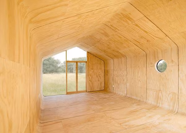 Không gian rộng rãi đến choáng ngợp bên trong nhà sau khi được lắp đặt xong phần khung.