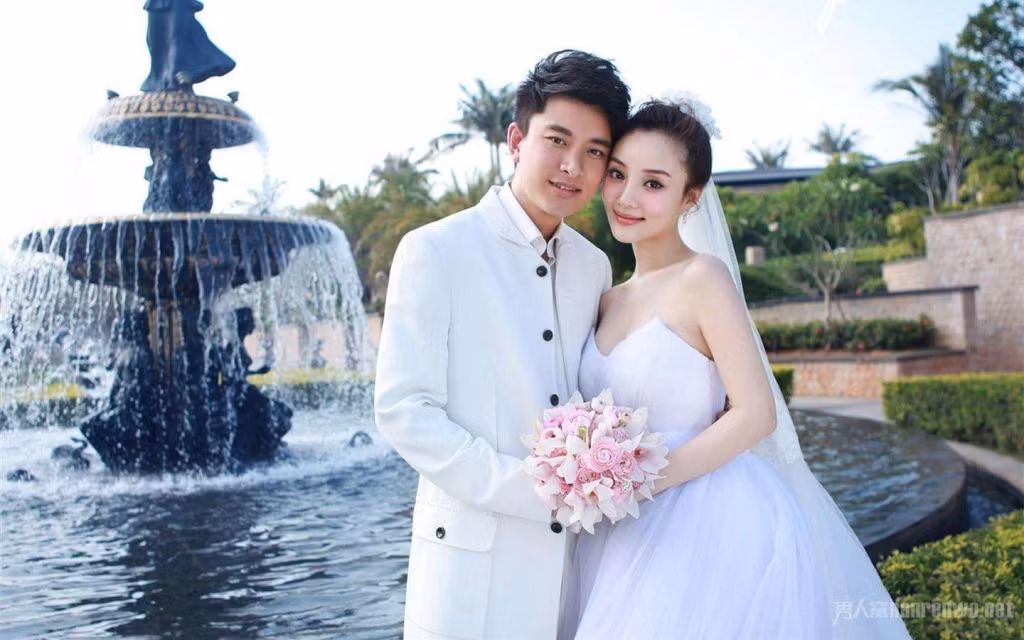 Giã Nải Lượng kém Lý Tiểu Lộ 3 tuổi, hai người kết hôn vào tháng 7/2012, là đôi vợ chồng gương mẫu trong làng giải trí Trung Quốc.