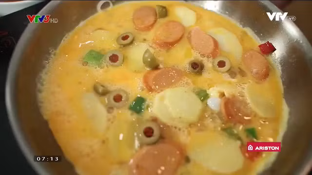 Sau đó đổ đều trứng lên chảo vừa xào.