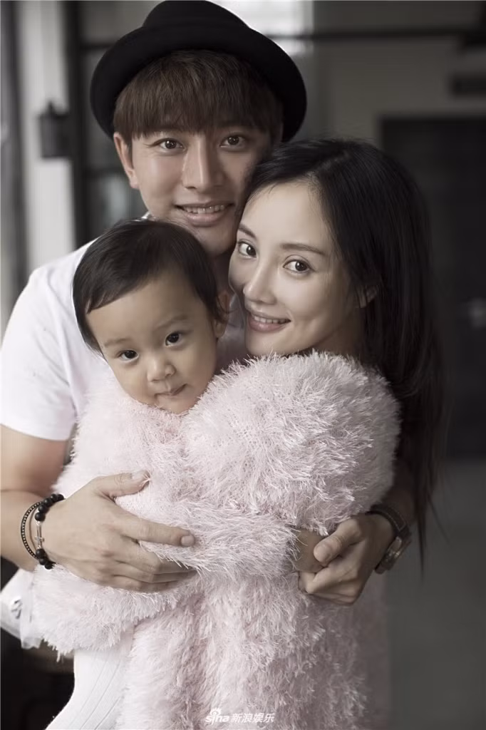 Giã Nải Lượng và Lý Tiểu Lộ thường xuyên chia sẻ hình ảnh gia đình, thể hiện cuộc sống hôn nhân hạnh phúc.