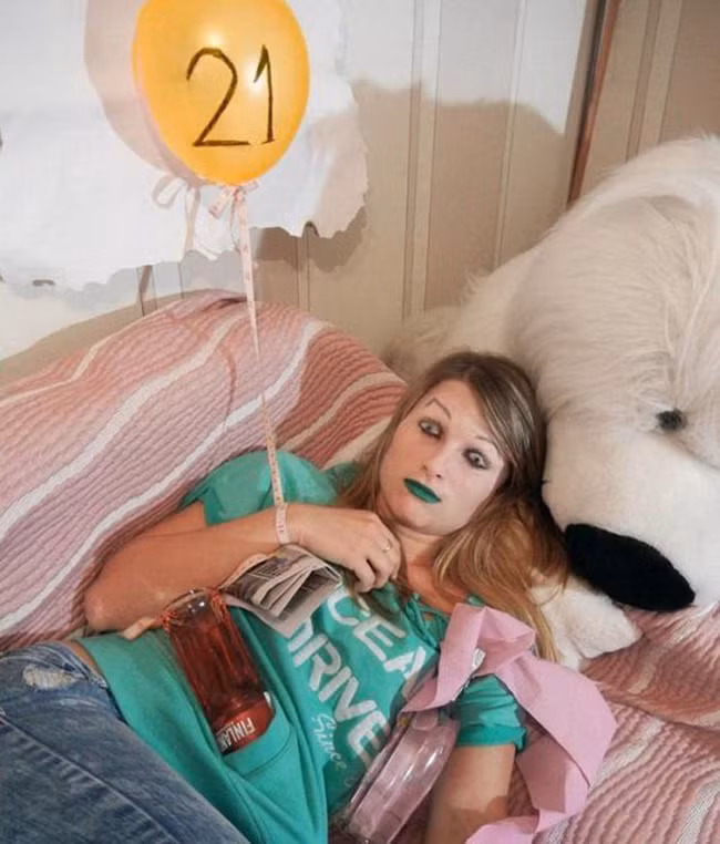 Ngủ khi đứa bạn thân "khốn nạn" còn thức và cái kết quá thốn.