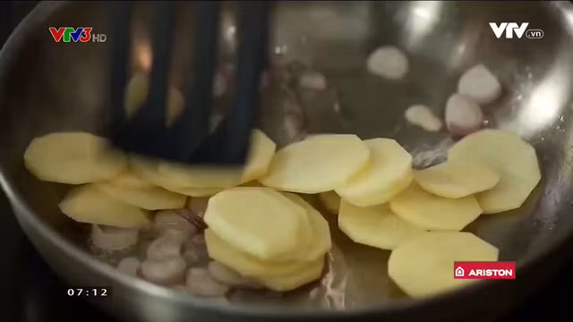 Cho dầu vào chảo (loại chảo có thể cho vào lò nướng được), cho tiếp hành tím, rồi đến khoai tây lát mỏng vừa phải, rồi đảo đều cho chín khoai tây.