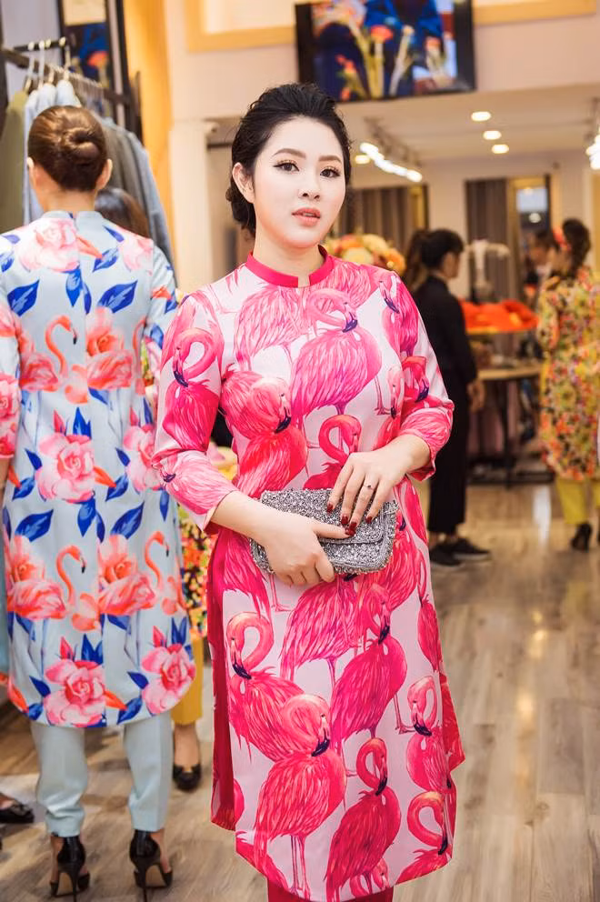 Ngoài Đan Lê, Việt Anh còn có sự tham gia của nhiều nghệ sĩ khác như: ca sĩ Khánh Linh. Ca sĩ Bảo Trâm Idol đến tham gia sự kiện trong bộ áo dài cách điệu với họa tiết hồng hạc sang trọng.