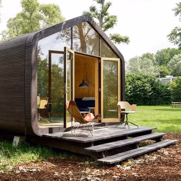 Trước nhà có lắp bậc thang gỗ, tiện lợi cho người sử dụng, có thể tận dụng luôn khoảng trống đó để làm không gian ngồi nghỉ ngơi và ngắm nhìn thiên nhiên.