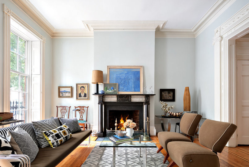 Căn nhà vẫn giữ được nhiều đồ dùng nguyên bản như lò sưởi bằng đá cẩm thạch, khuôn thạch cao và các giá sách.