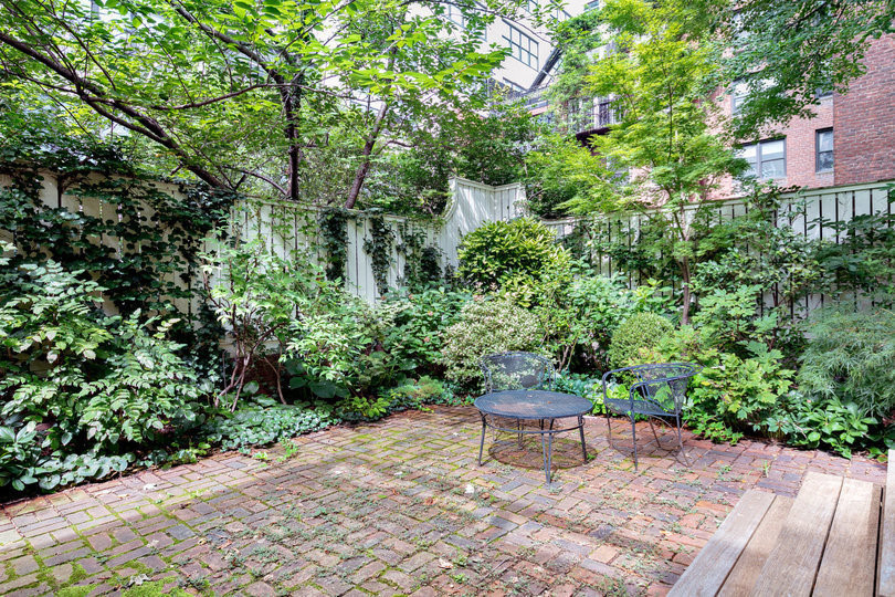 Khoảng sân nhiều cây xanh của căn nhà.