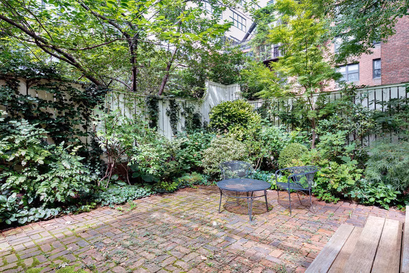 Khoảng sân nhiều cây xanh của căn nhà.