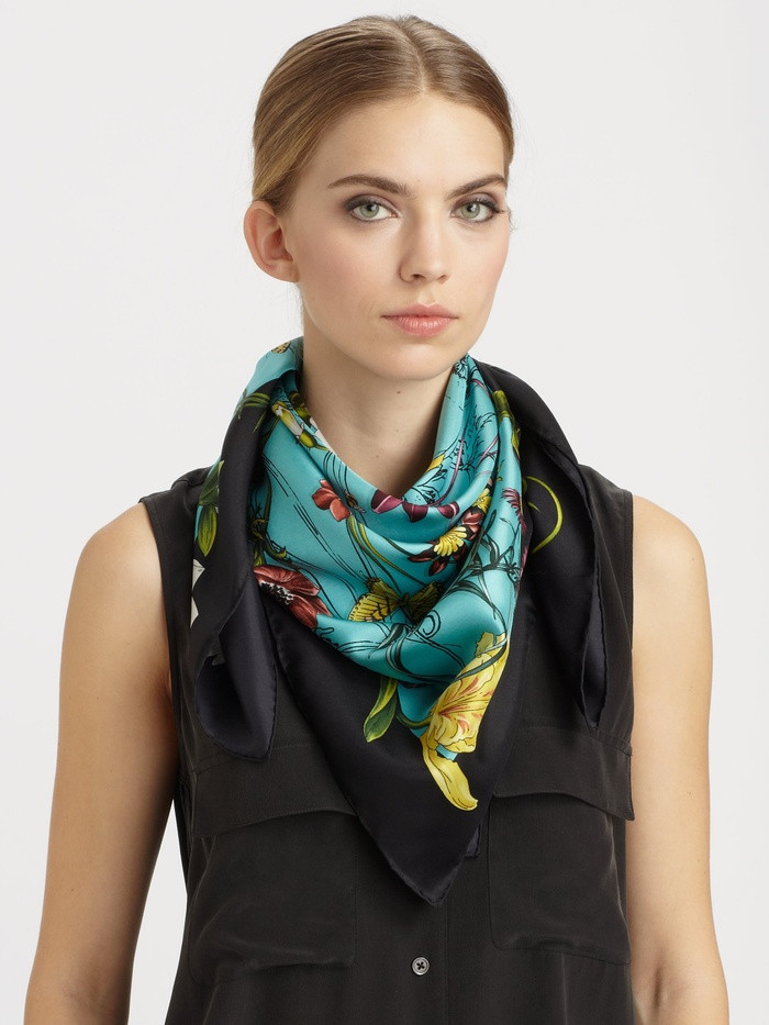 Khăn vuông in họa tiết Nếu bạn là tín đồ của các loại phụ kiện in hoạt tiết thì chiếc khăn này chính là lựa chọn dành cho bạn. Một chiếc khăn vuông nhỏ nhắn không chỉ hợp với tiết trời mùa thu mà còn tạo điểm nhấn thu hút cho mọi set đồ.