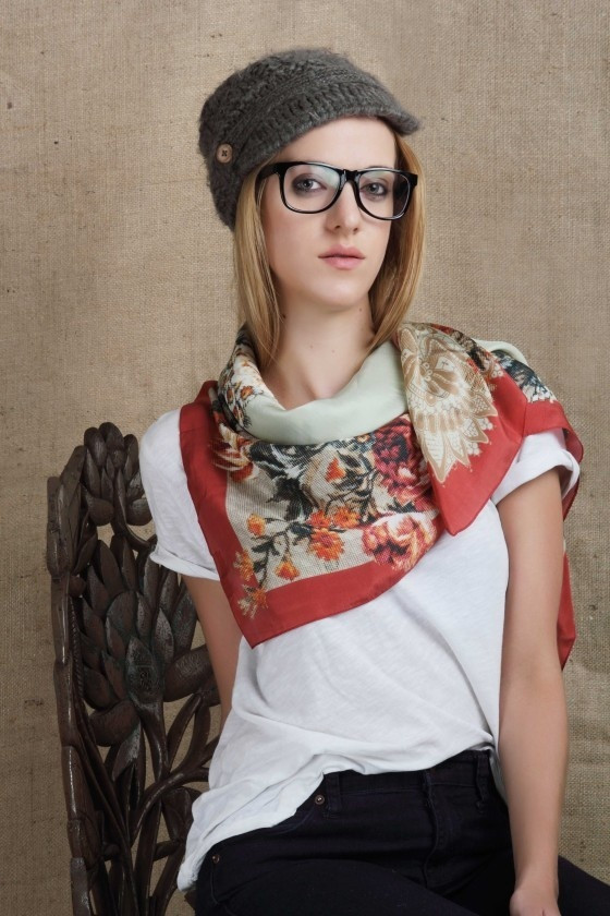 Khăn lụa mỏng Chiếc khăn lụa mỏng sẽ biến bạn thành quý cô thanh lịch trong những dịp sang trọng nhất. Chiếc khăn này phù hợp với những sự kiện trang trọng hoặc những bữa tối lãng mạn. Bạn hãy mix khăn với váy hoặc áo kiểu cách, kết hợp thêm phụ kiện để tạo sự quý phái.